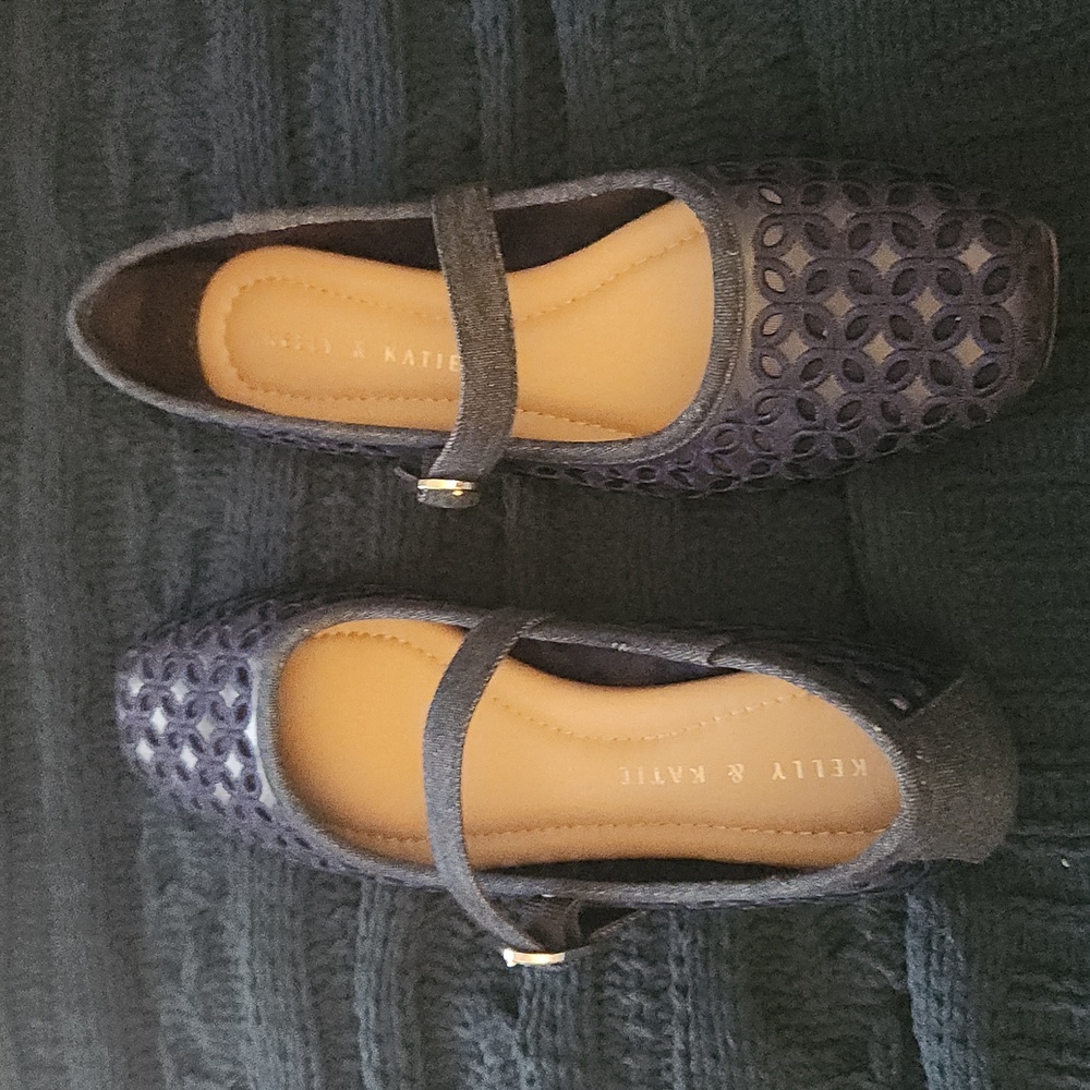 Navy blue Kelly & Katie like new size 8.5 mary jane style flats style Nia
